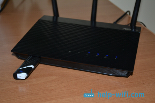 Podłączanie dysku flash USB lub zewnętrznego twardego dysku twardego z routerem ASUS. Całkowity dostęp do plików na routerze